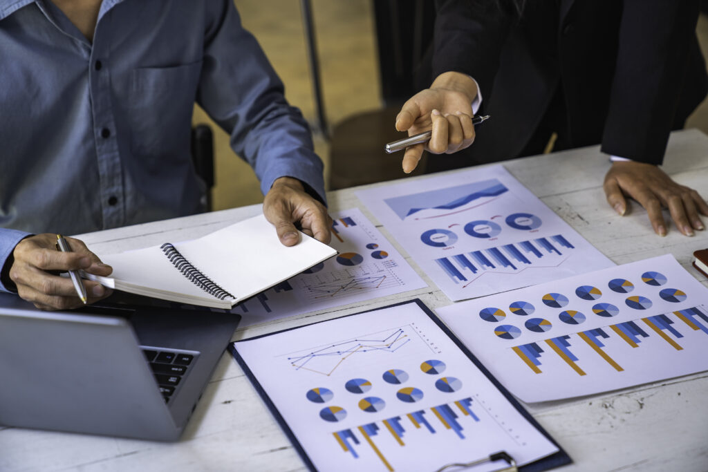 two-business-people-sit-down-to-analyze-financial-2023-11-27-05-34-03-utc-1024x683 Leistungsübersicht